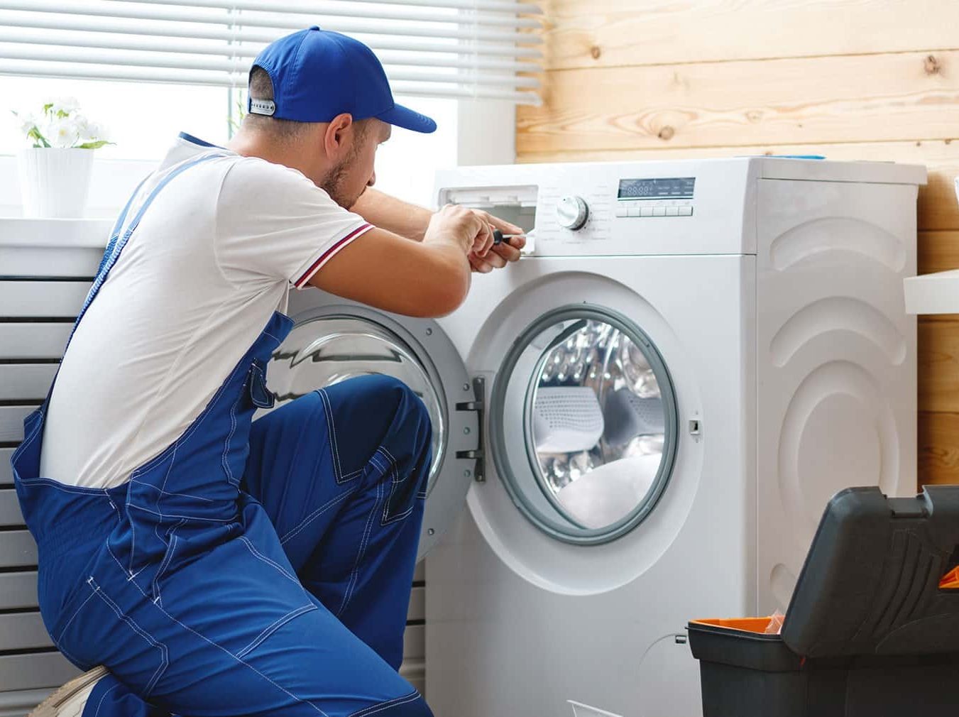 Técnico reparando electrodoméstico Siemens en Macotera